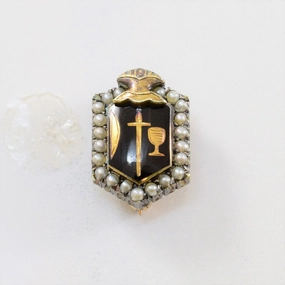 1960s Coat of Arms Pearl Pin | 0.42ctw | Fashion Style Delicate Form