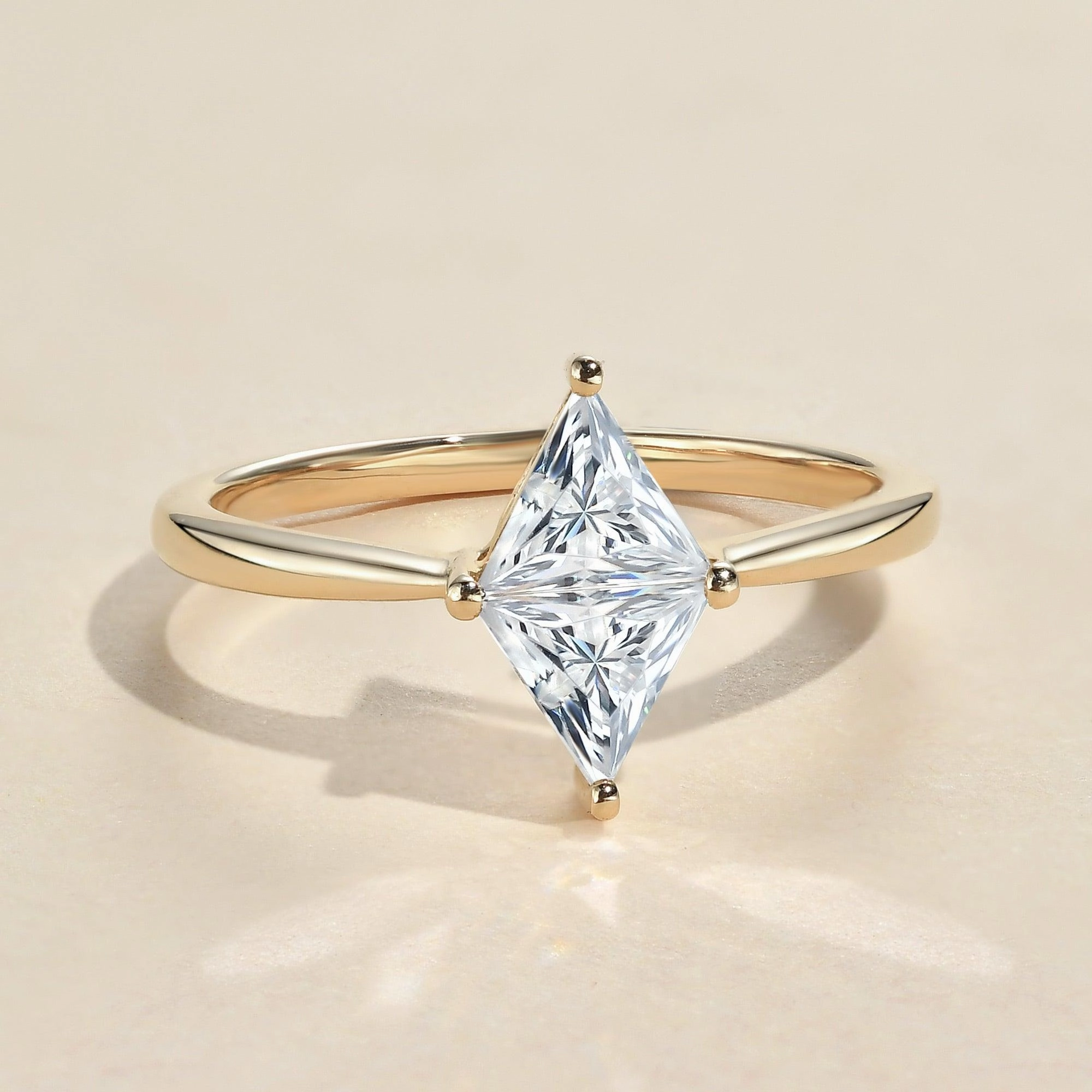 Model Fit Subtle Charm 1.0ct Triangle Cut Moissanite Classic Solitaire Ring