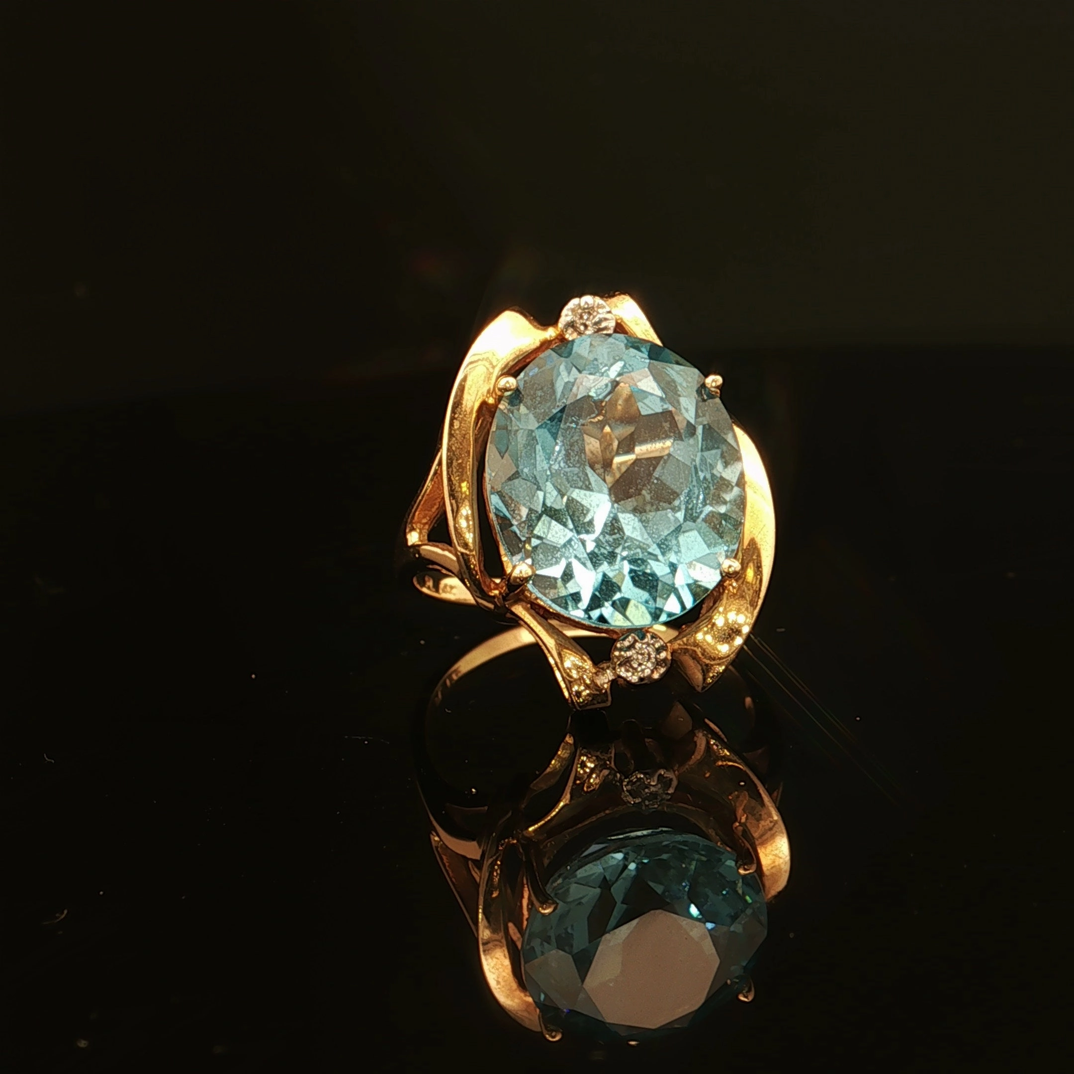 Trendy Accessories Estate 14K Yellow Gold Blue Topaz & Diamond Fashion Ring