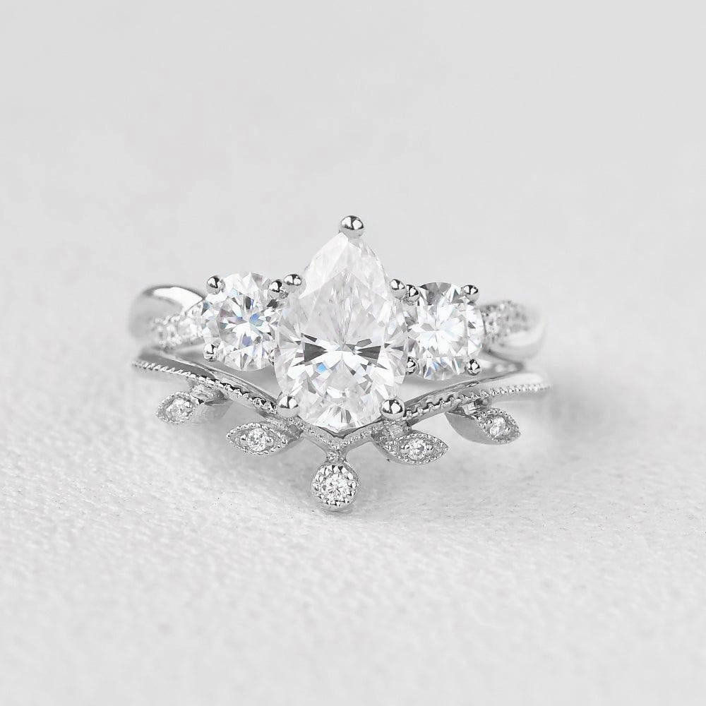 Sleek Style Evening Collection 1.5ct Pear Moissanite Three-stone Leafy Ring Set 2pcs