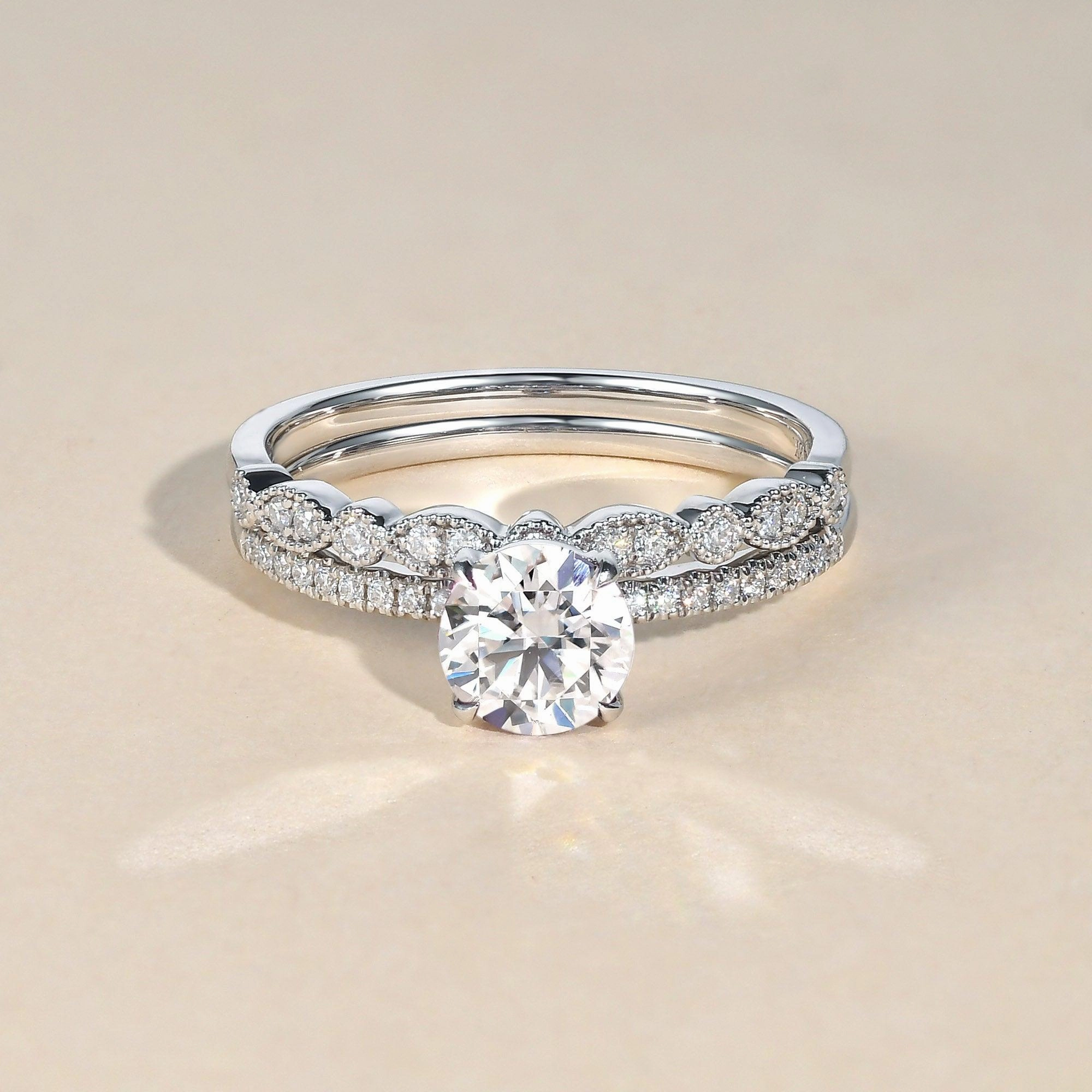 Quick Style Bold Details 1.0ct Round Cut Moissanite 4 Prongs Gold Ring Set 2pcs