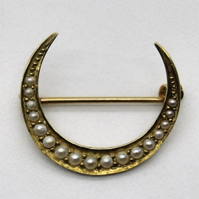 Lively Feature Seed Pearl Crescent Moon Pin