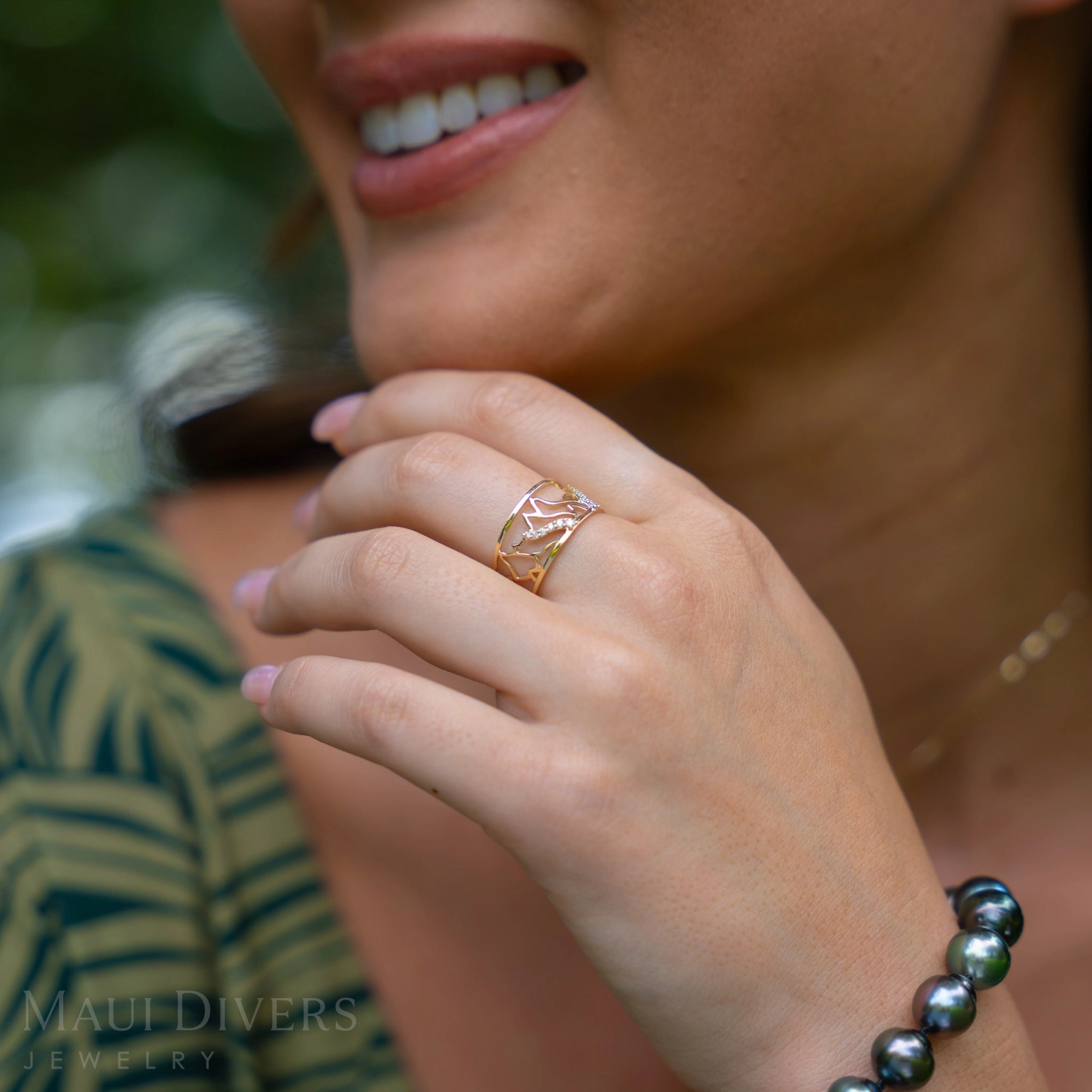 Gift For Her Bold Shine Pieces Ko?olau Waterfall Ring in Gold with Diamonds - 10mm