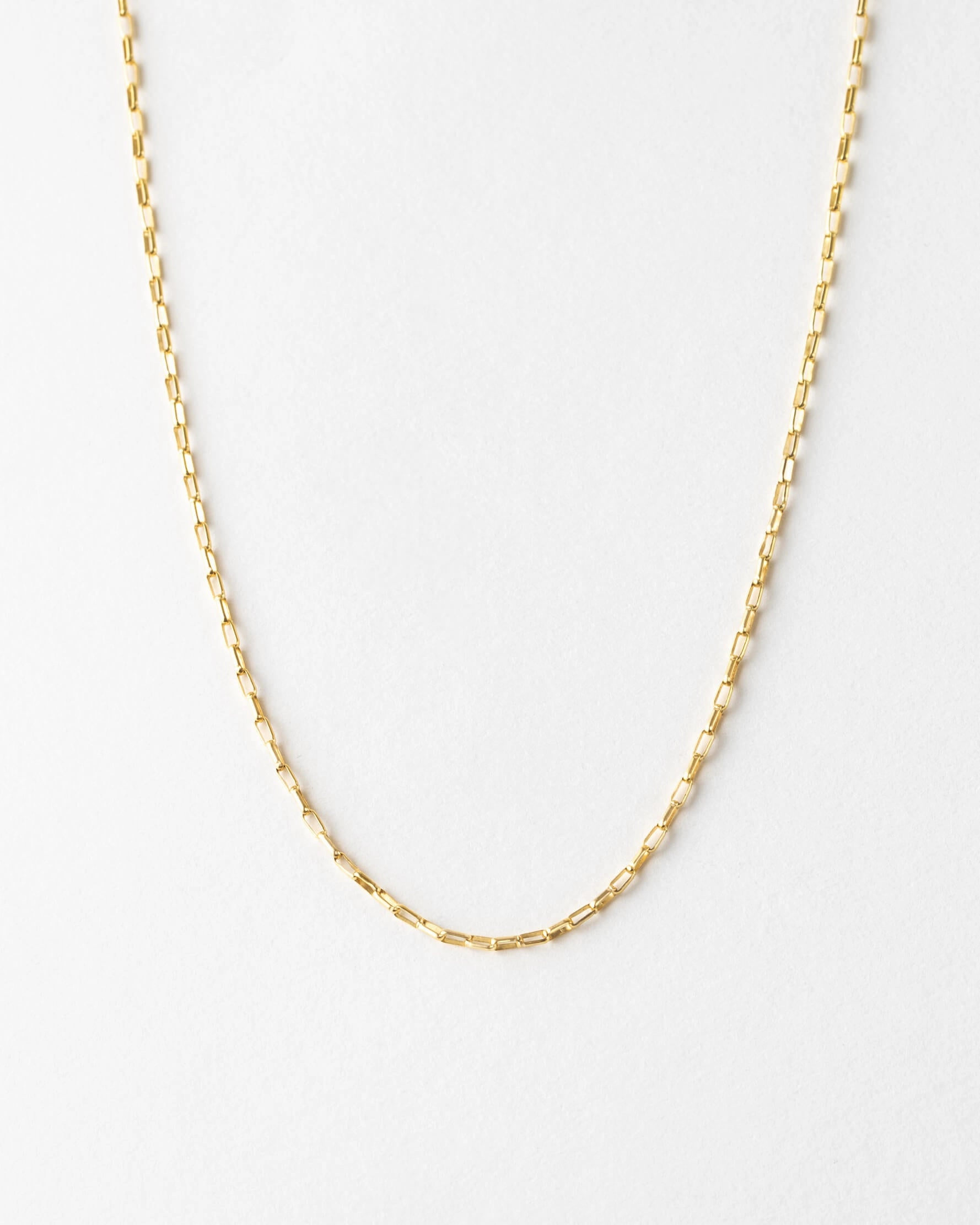 Iconic Chain Spring Color Travel Chic