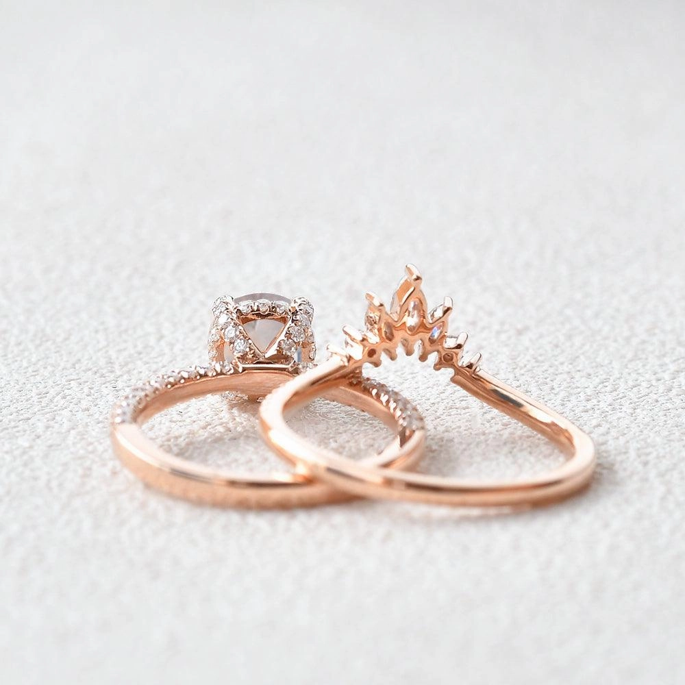 Fashionable Detail 1.5ct Round Cut Moissanite Solitaire Ring Set 2pcs