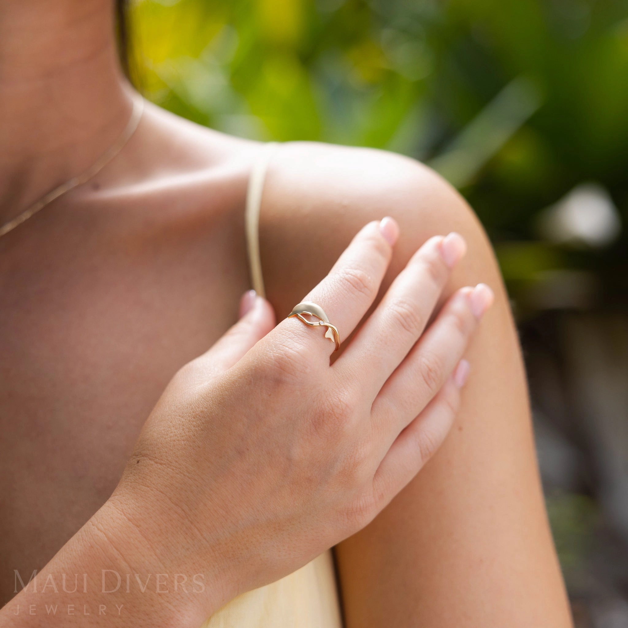 Exclusive Edge Bubble Dolphin Ring in Gold with Diamond - 10mm