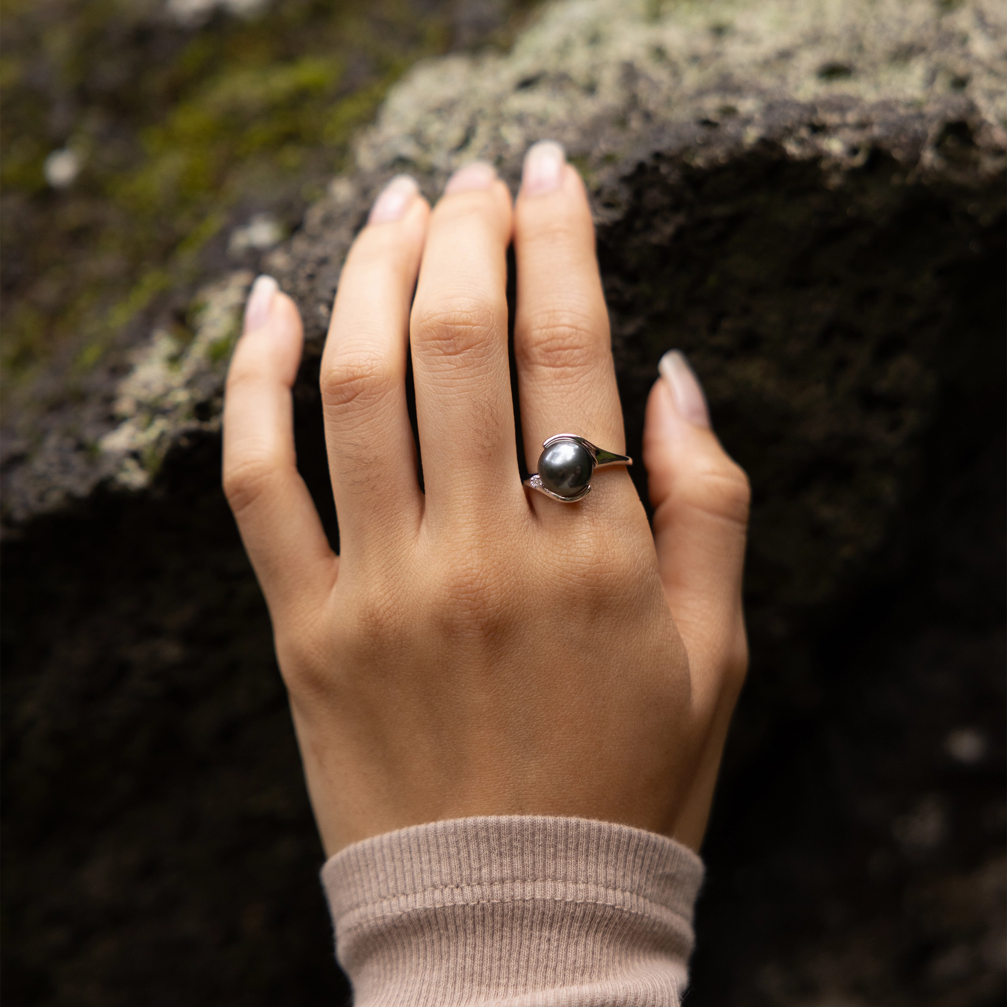 Custom Style Stylish Form Tahitian Black Pearl Ring in White Gold with Diamond - 9-10mm
