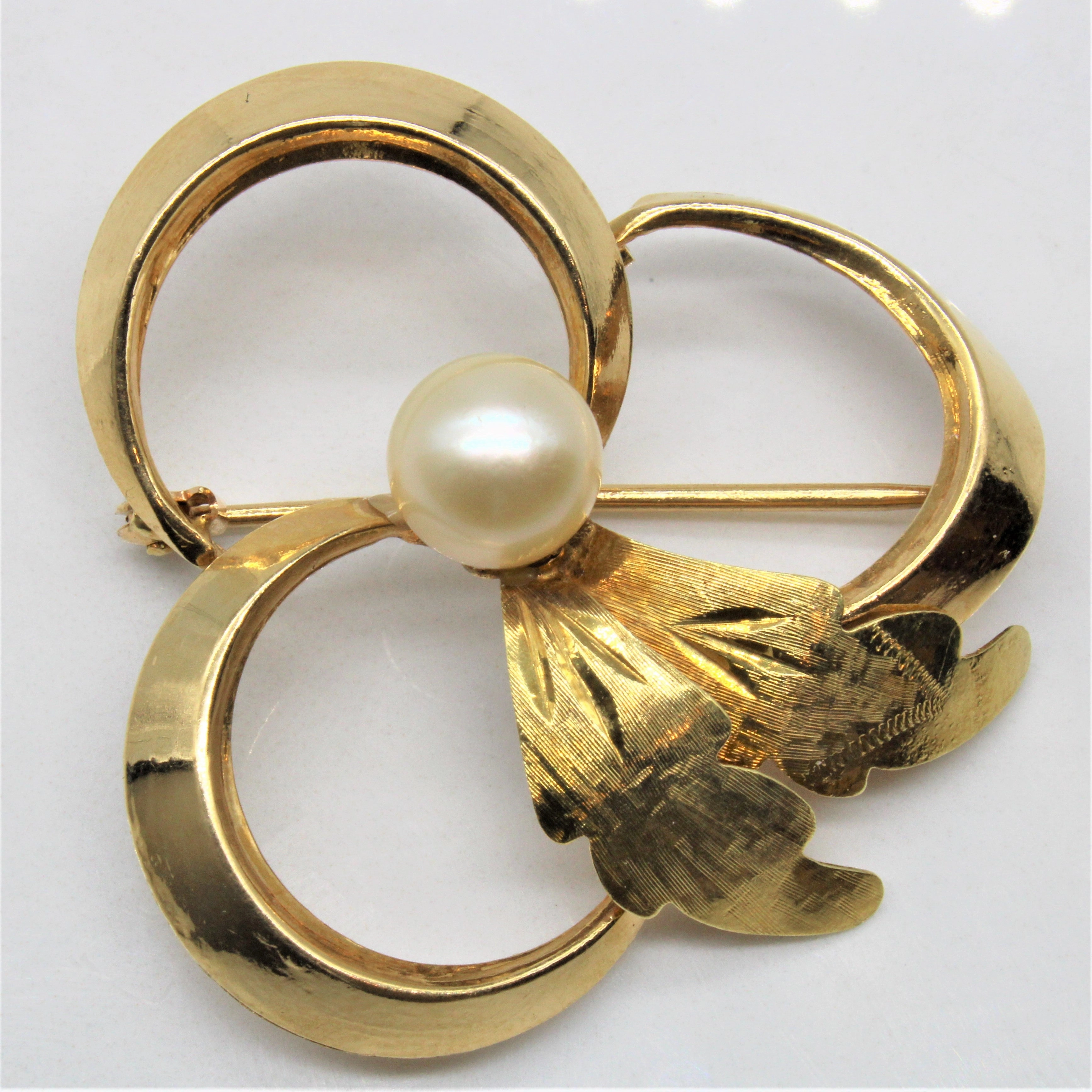 Subtle Finish Versatile Accessory Pearl Leaf Brooch |