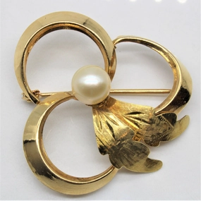 Subtle Finish Versatile Accessory Pearl Leaf Brooch |