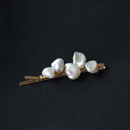 Parisian 14K Gold Laurel Baroque Pearl Hair Clip, Freshwater Pearl Hairpin, Wedding Barrette Enchanted Detail