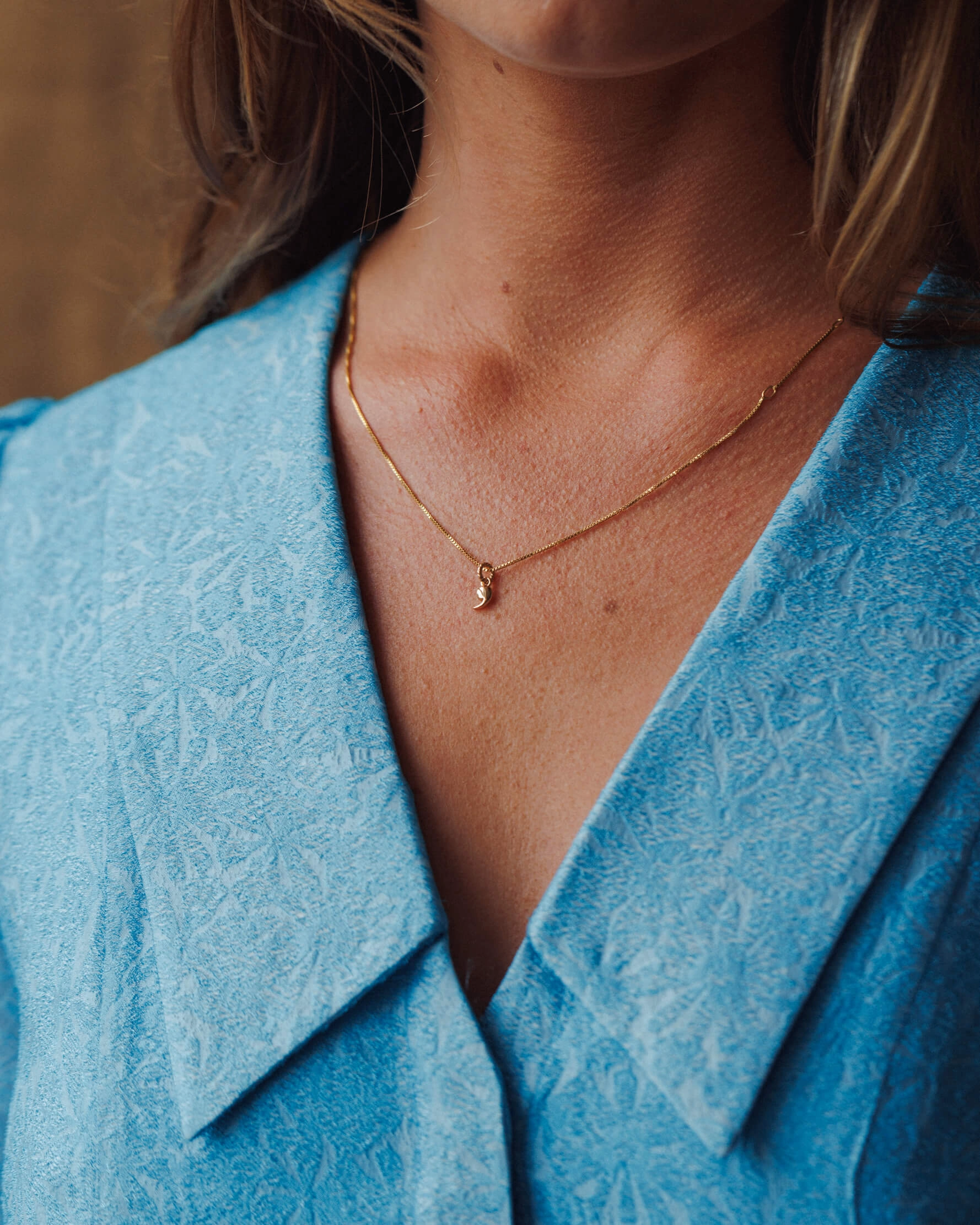 Comma Charm Red Tone Versatile Look