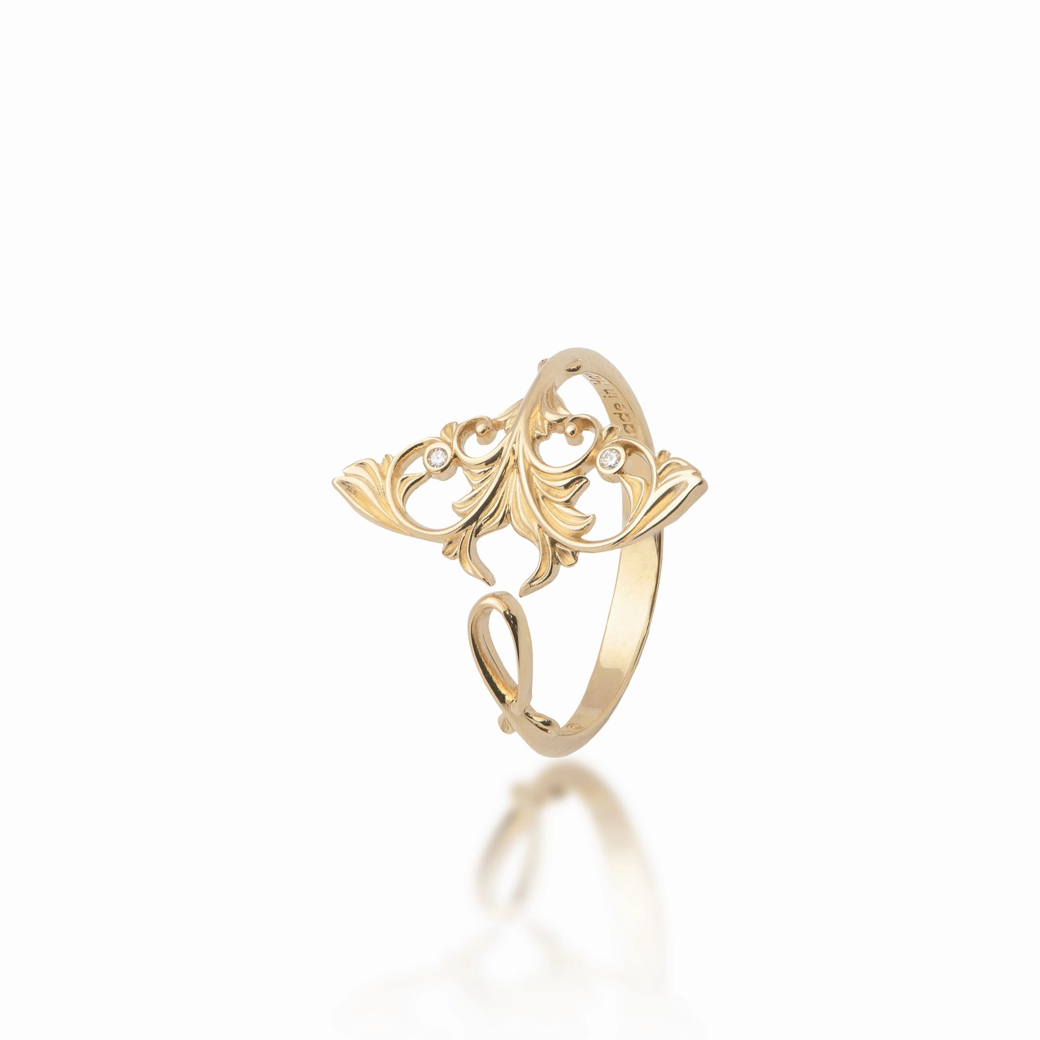 Charming Accessories Retro Vibe Living Heirloom Manta Ray Ring in Gold with Diamonds - 20mm
