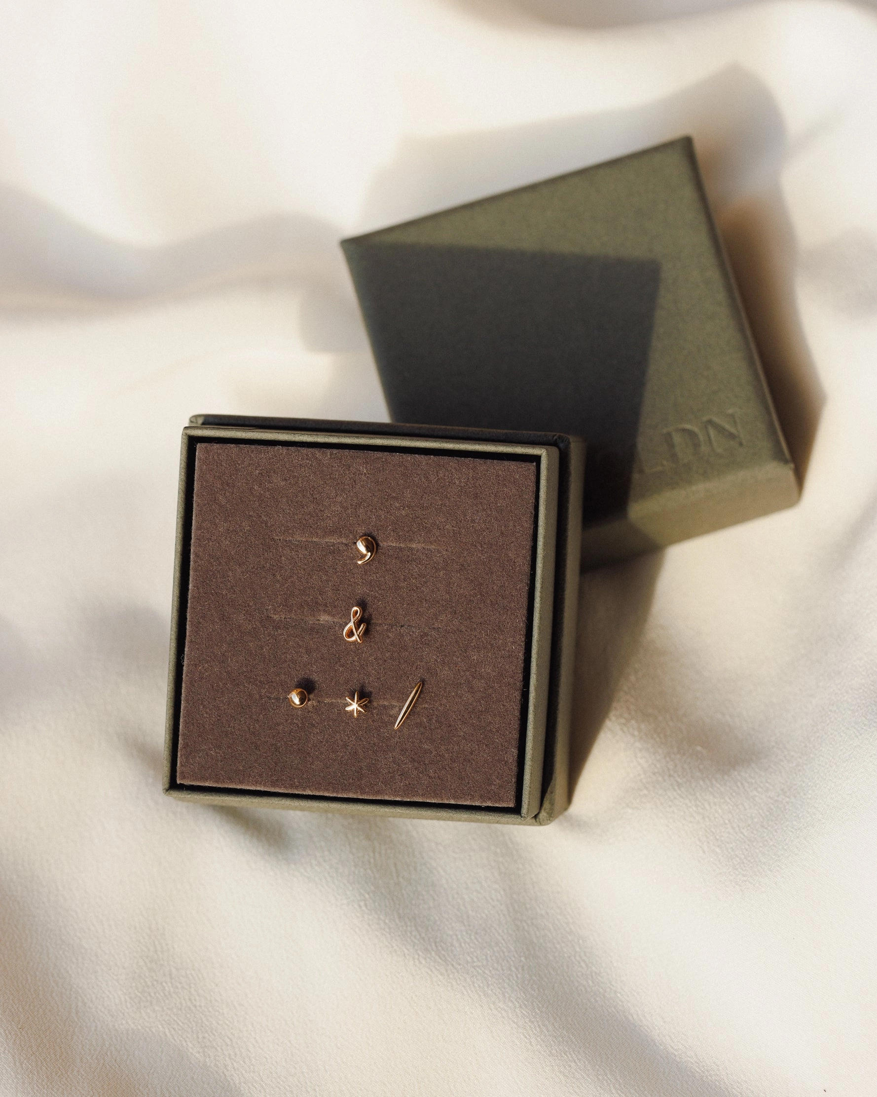 Punctuation Stud Set Sunset Look Romantic Gesture