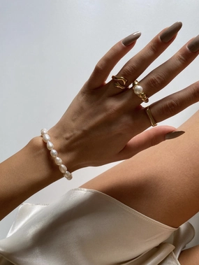 Polished Charm Pearl on Croissant Ring 18K Gold