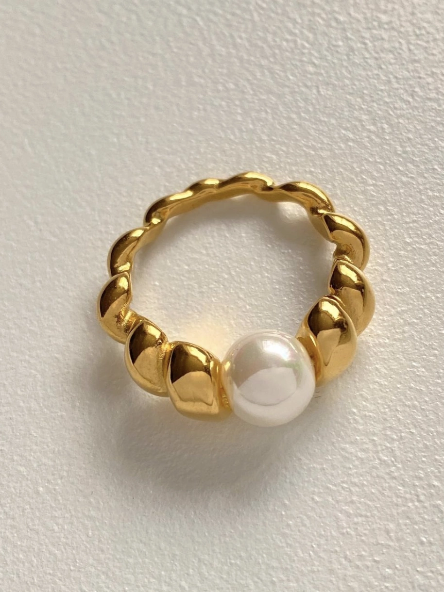 Pearl on Croissant Ring 18K Gold Dreamy Mood