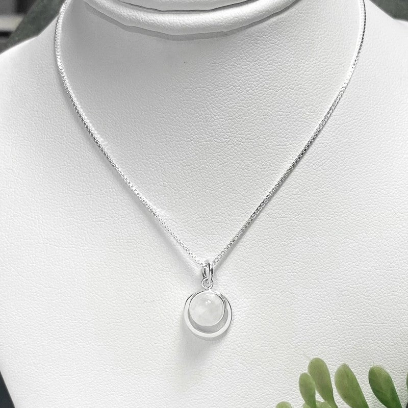 Trendy Addition Fashion Jewelry Look Small Sterling Silver Pedant with Moonstone or Chalcedony