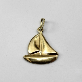 14k Yellow Gold Sailboat Pendant Glistening Detail Artful Sparkle