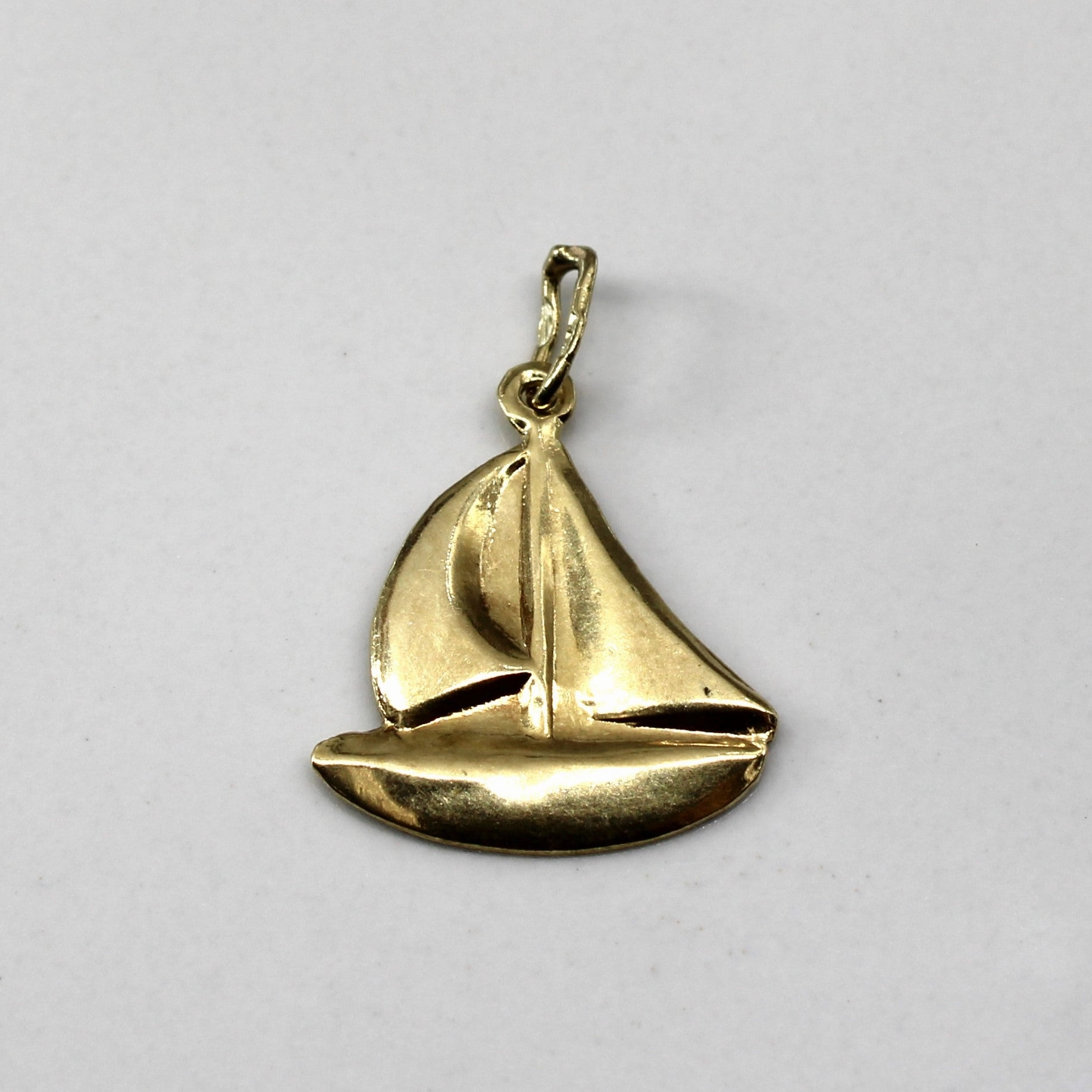14k Yellow Gold Sailboat Pendant Glistening Detail Artful Sparkle