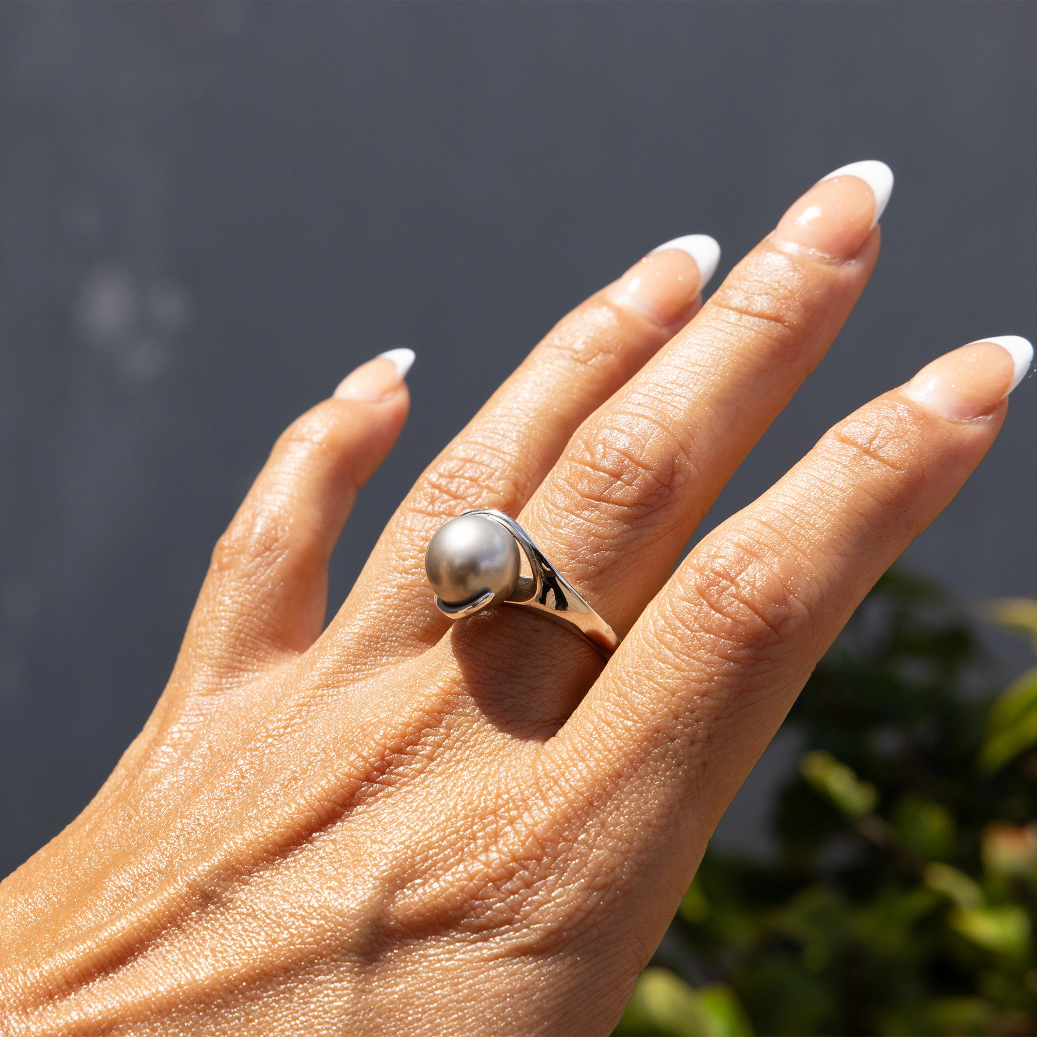 Tahitian Black Pearl Ring in White Gold - 10-11mm feminine grace Glow Finish