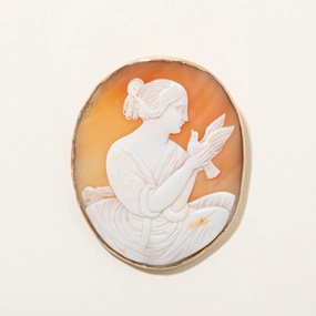 Detail Focus Vintage Cameo Sea Shell Pendant to Brooch | 50.00ct