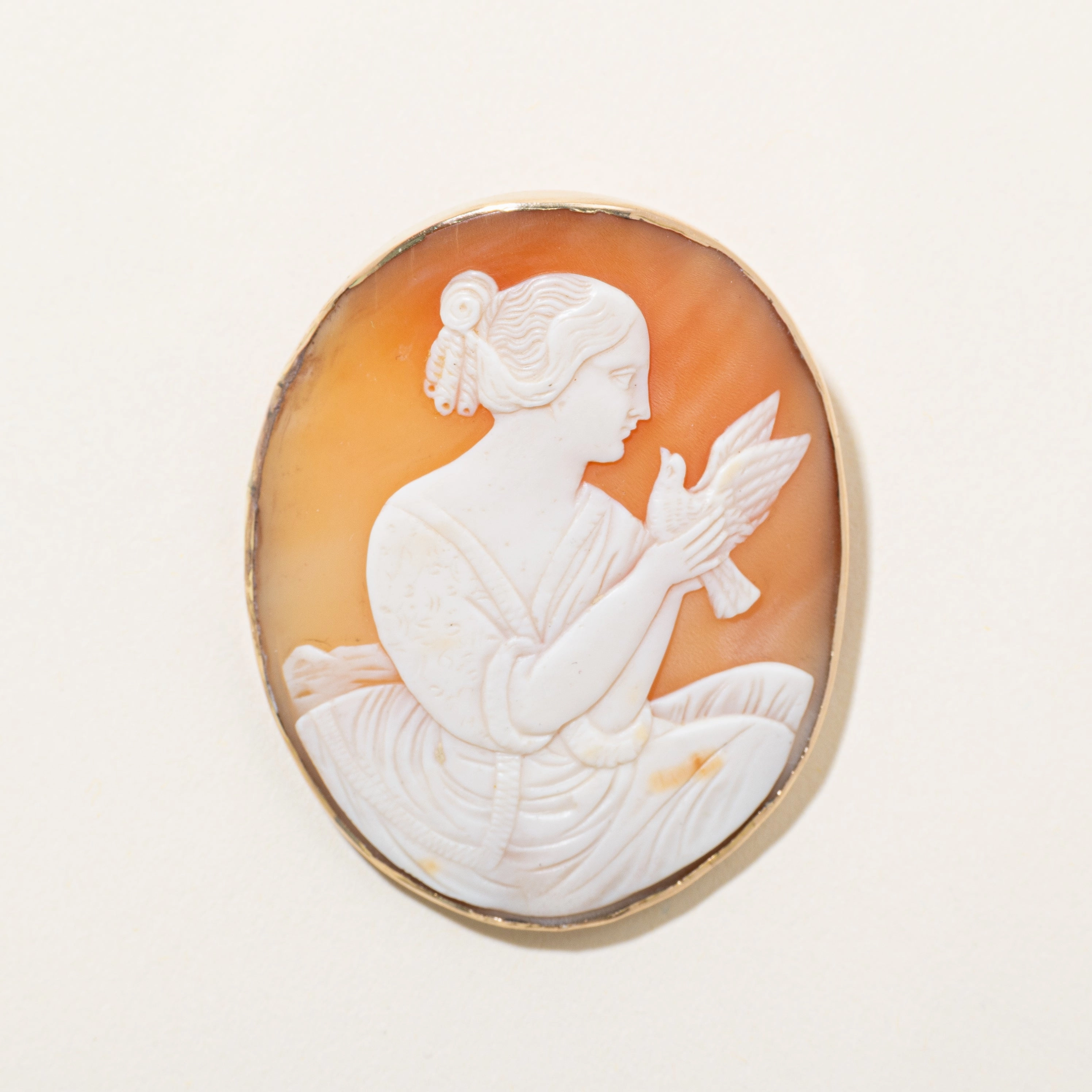 Detail Focus Vintage Cameo Sea Shell Pendant to Brooch | 50.00ct