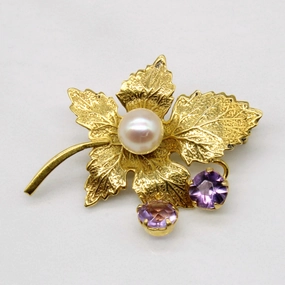 Impeccable Accent Weekend Look Vintage Edinburgh Hallmarked Pearl & Amethyst Leaf Brooch | 0.65ctw |